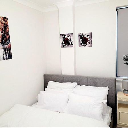 2 Bedroom Apt With 2 Comfortable King Size Beds, Free Private Parking, Easy Access To London West Byfleet Buitenkant foto