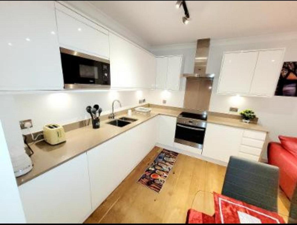 2 Bedroom Apt With 2 Comfortable King Size Beds, Free Private Parking, Easy Access To London West Byfleet Buitenkant foto