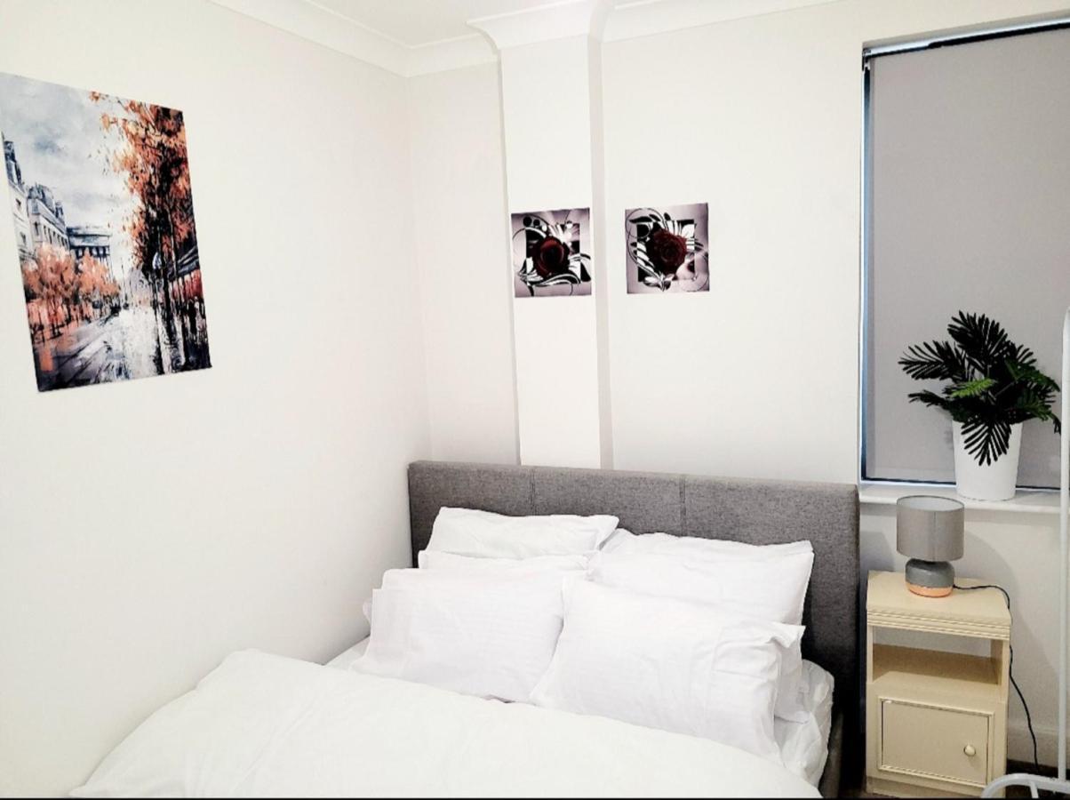 2 Bedroom Apt With 2 Comfortable King Size Beds, Free Private Parking, Easy Access To London West Byfleet Buitenkant foto