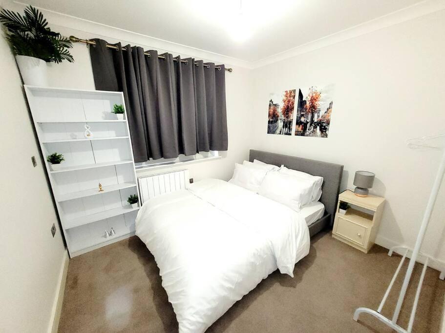 2 Bedroom Apt With 2 Comfortable King Size Beds, Free Private Parking, Easy Access To London West Byfleet Buitenkant foto