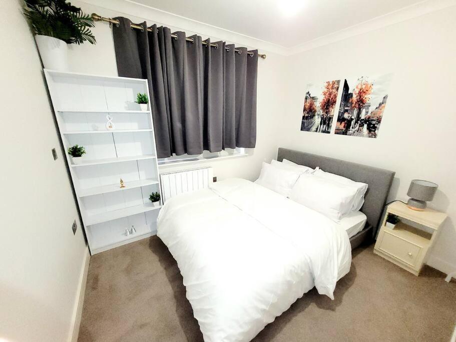 2 Bedroom Apt With 2 Comfortable King Size Beds, Free Private Parking, Easy Access To London West Byfleet Buitenkant foto